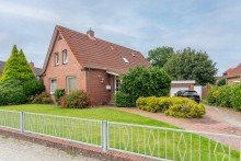 7948 Stra�enansicht Bild II RESERVIERT! Ger�umiges Einfamilienhaus mit gro�em Grundst�ck und viel Potenzial in Norden!