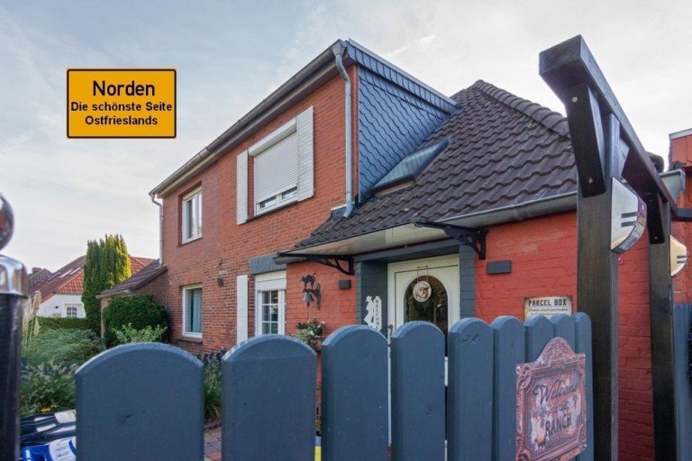 7847 Titelbild mit Ortsschild Norden Doppelhaush�lfte Die Chance schlechthin! Zentral gelegene Doppelhaush�lfte in Norden auf Rentenkauf !