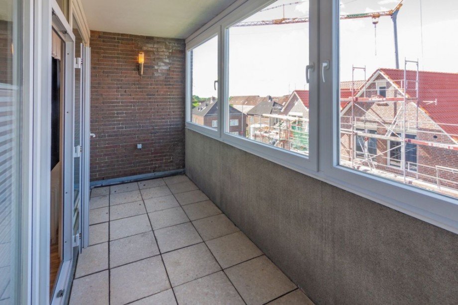 7986 Verglaster Balkon Bild II Etagenwohnung Norden