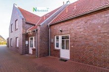 7870 Titelbild mit Ortsschild Attraktive Erdgeschosswohnung mit geschmackvollem Ambiente in strandnaher Lage von Norddeich!
