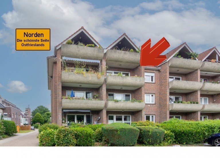 7989 Titelbild mit Ortsschild und Pfeil Norden Etagenwohnung Kapitalanlage in zentraler Lage - Vermietete 2-Zimmer-Eigentumswohnung mit Balkon in Norden!
