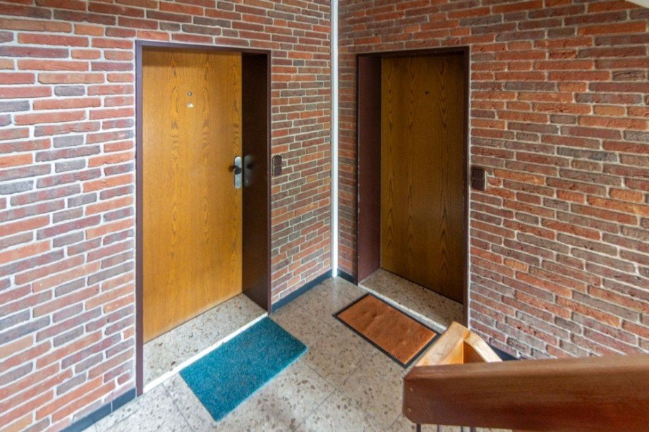 7989 Eingangst�r Etagenwohnung Norden