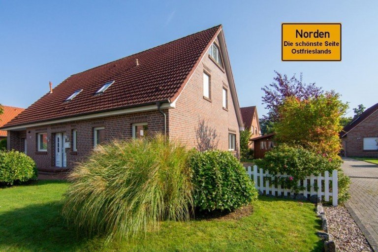 7787 Titelbild mit Ortsschild Norden Mehrfamilienhaus Zwei r�umlich voneinander getrennte Wohnungen in ruhiger aber zentraler Lage von Norden!