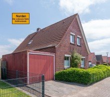 7849 Titelbild mit Ortsschild Ostfriesischer Wohnklassiker mit Garage in bester Lage zwischen Norden und Norddeich!