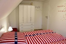 7824 Schlafzimmer I Bild III Kernsanierte Doppelhaush�lfte in bevorzugter Wohnlage von Norden ! Zwischen Stadt und Nordseedeich!