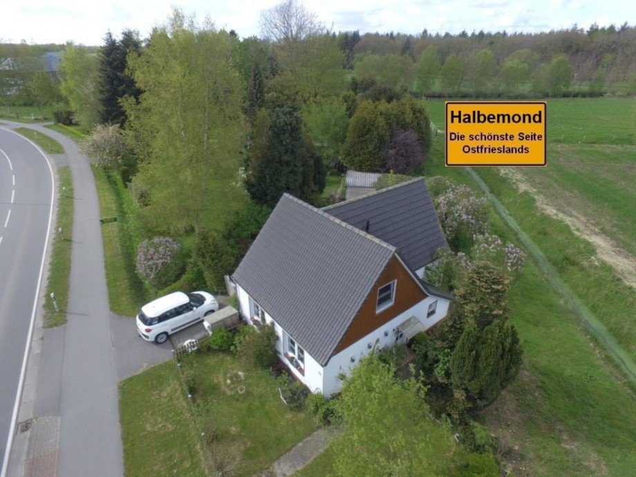 7926 Titelbild mit Ortsschild Einfamilienhaus Halbemond