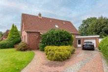 7948 Stra�enansicht Bild I RESERVIERT! Ger�umiges Einfamilienhaus mit gro�em Grundst�ck und viel Potenzial in Norden!