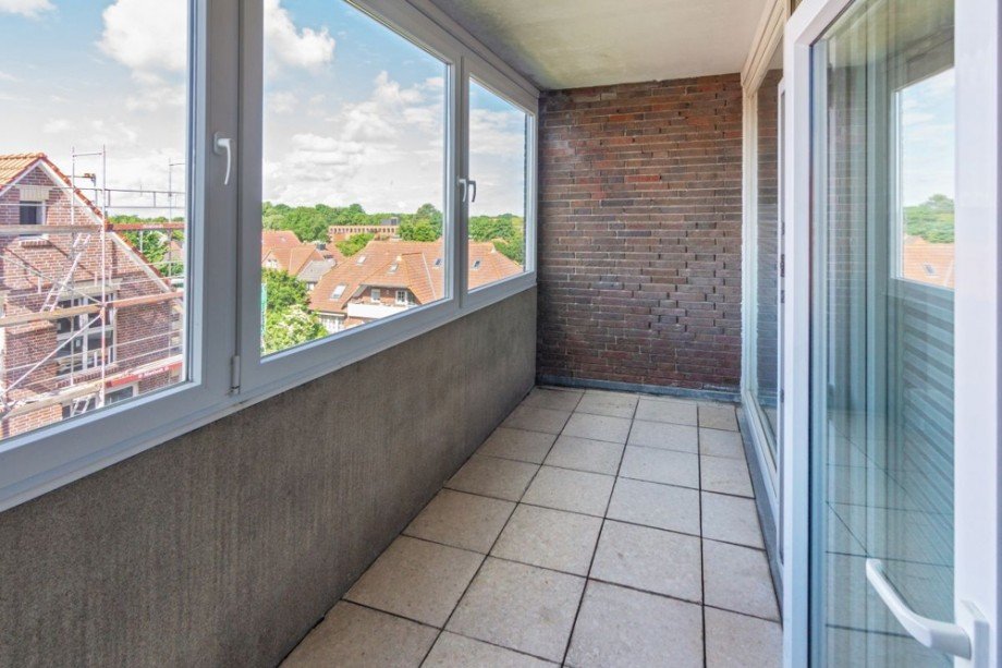 7986 Verglaster Balkon Bild I Etagenwohnung Norden