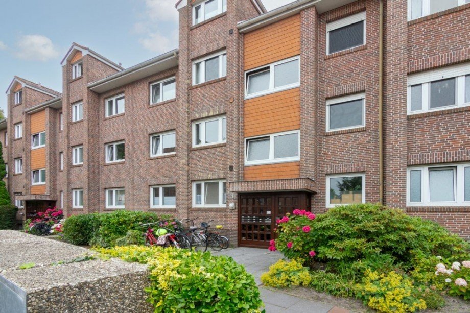 7989 Ansicht vom Parkplatz Bild III Etagenwohnung Norden