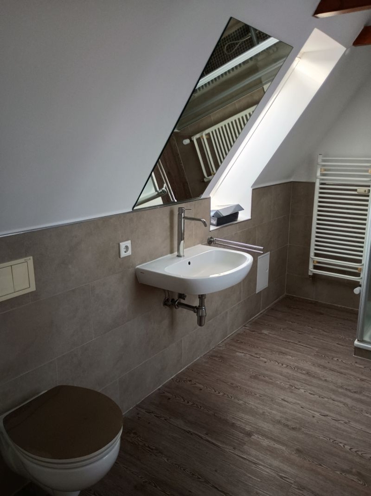 7955 Bad OG Bild II Dachgeschosswohnung Norden