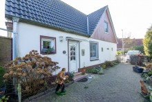 7926 Au�enansicht Seite vom Haus Bild II Uriges Wohnhaus mit gro�z�gigem Grundst�ck in zentraler Lage von Halbemond in Richtung Norden!