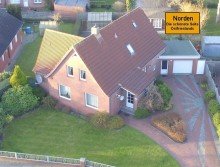 7948 Titelbild kl m. Ortsschild RESERVIERT! Ger�umiges Einfamilienhaus mit gro�em Grundst�ck und viel Potenzial in Norden!