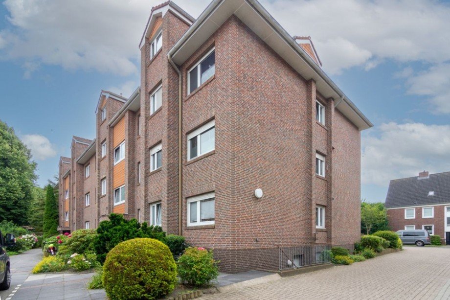 7989 Ansicht vom Parkplatz Bild I Etagenwohnung Norden