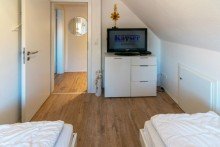 7824 Schlafzimmer II Bild III Kernsanierte Doppelhaush�lfte in bevorzugter Wohnlage von Norden ! Zwischen Stadt und Nordseedeich!