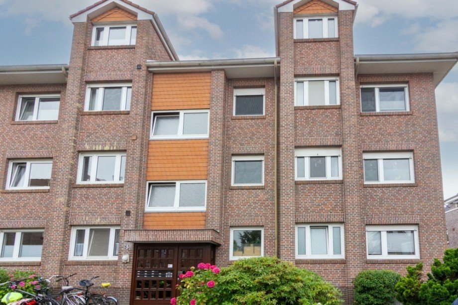 7989 Ansicht vom Parkplatz Bild II Etagenwohnung Norden