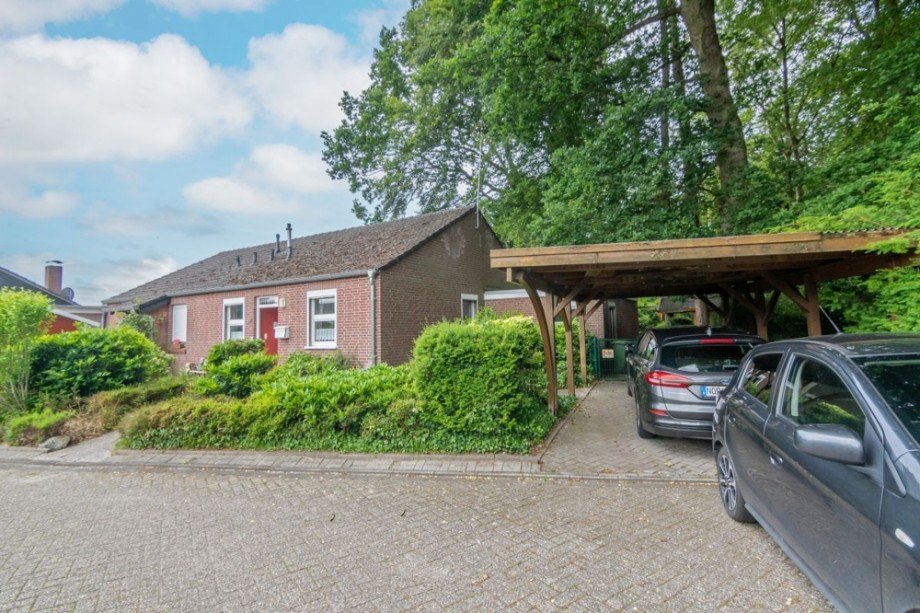 7987 Stra�enansicht und Carport Doppelhaush�lfte Blandorf wichte