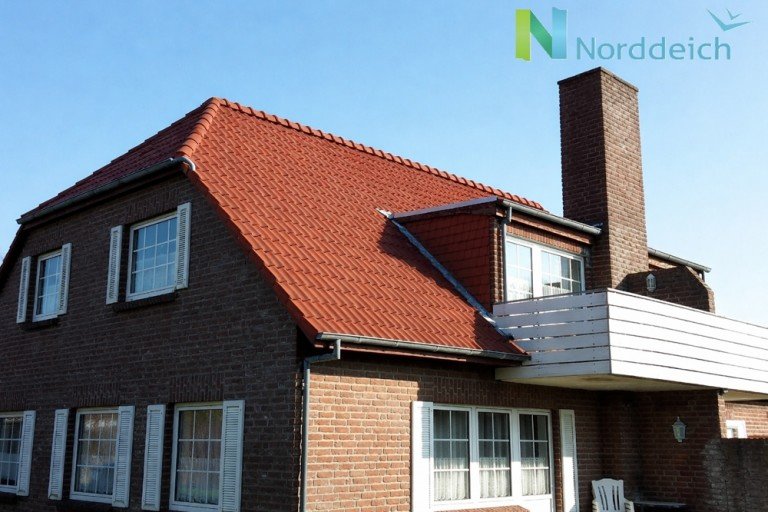 7962 Titelbild mit Ortsschild Norden Etagenwohnung Gro�z�gig geschnittene Obergeschosswohnung mit Balkon in optimaler Lage vom Nordseeheilbad Norddeich