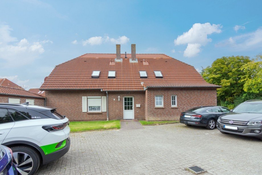 7962 Parkplatz und Hausansicht Etagenwohnung Norden