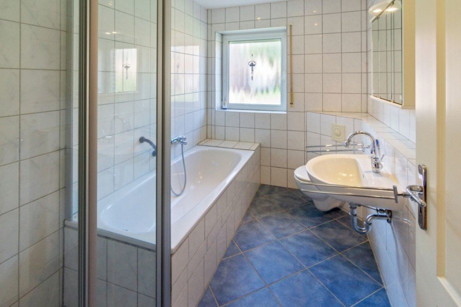 7787 Bad Bild I WE I Mehrfamilienhaus Norden