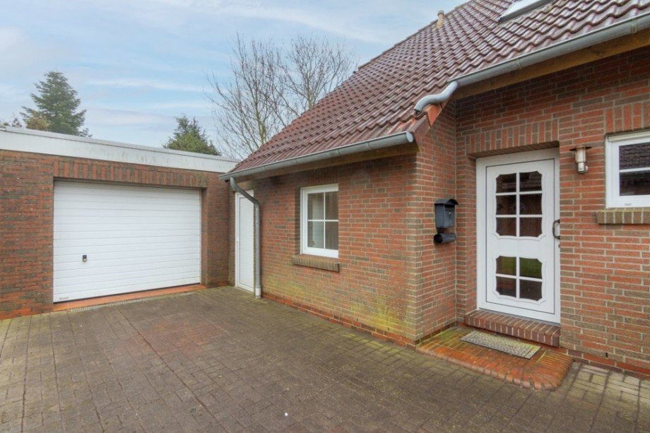 7889 Garage und Hauseingangsbereich Einfamilienhaus Krummh�rn / Grimersum