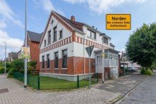 7905 Titelbild mit Ortsschild Ansprechendes, flexibel nutzbares Wohnhaus als Baudenkmal im Herzen der Stadt Norden!